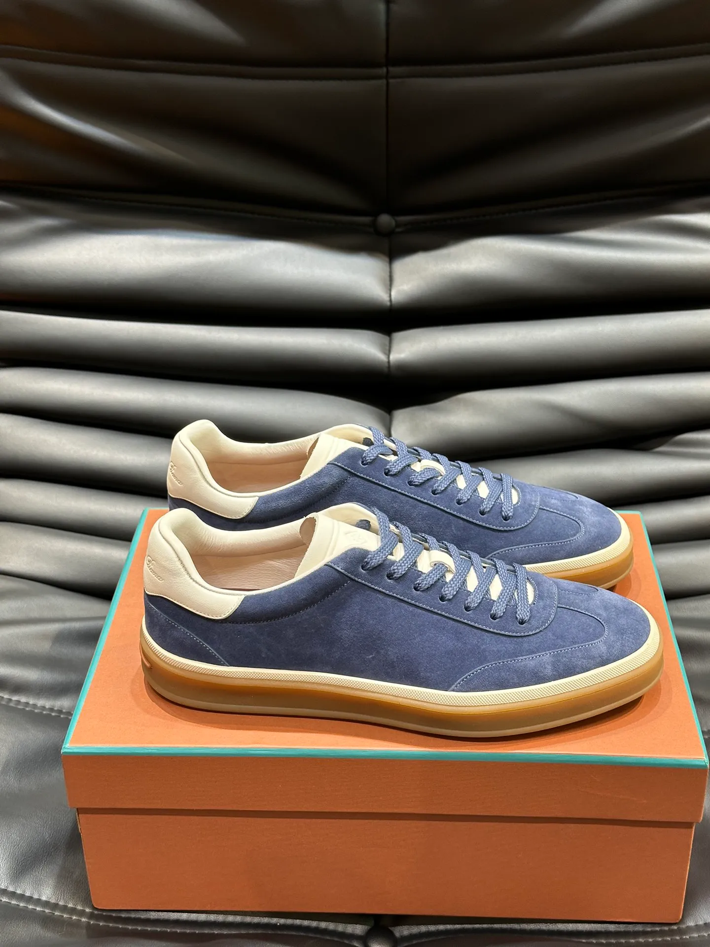 p420 Men's Shoes New 🆕Lp Old Money Style Men's Low-top Casual Tennis Shoes Loro Piana's high-end series has launched sports shoe styles made of soft cowhide. The breathable properties and flexible texture of natural materials make the sneakers both functional and comfortable. The high-quality metal-free tanning and tumble process highlights the natural texture of the leather, while the camel-colored sole and white rubber trim create a double-layer sole effect, making it an everyday shoe that can easily create a lazy and casual style! Size: 39-44 (45, 46 customized